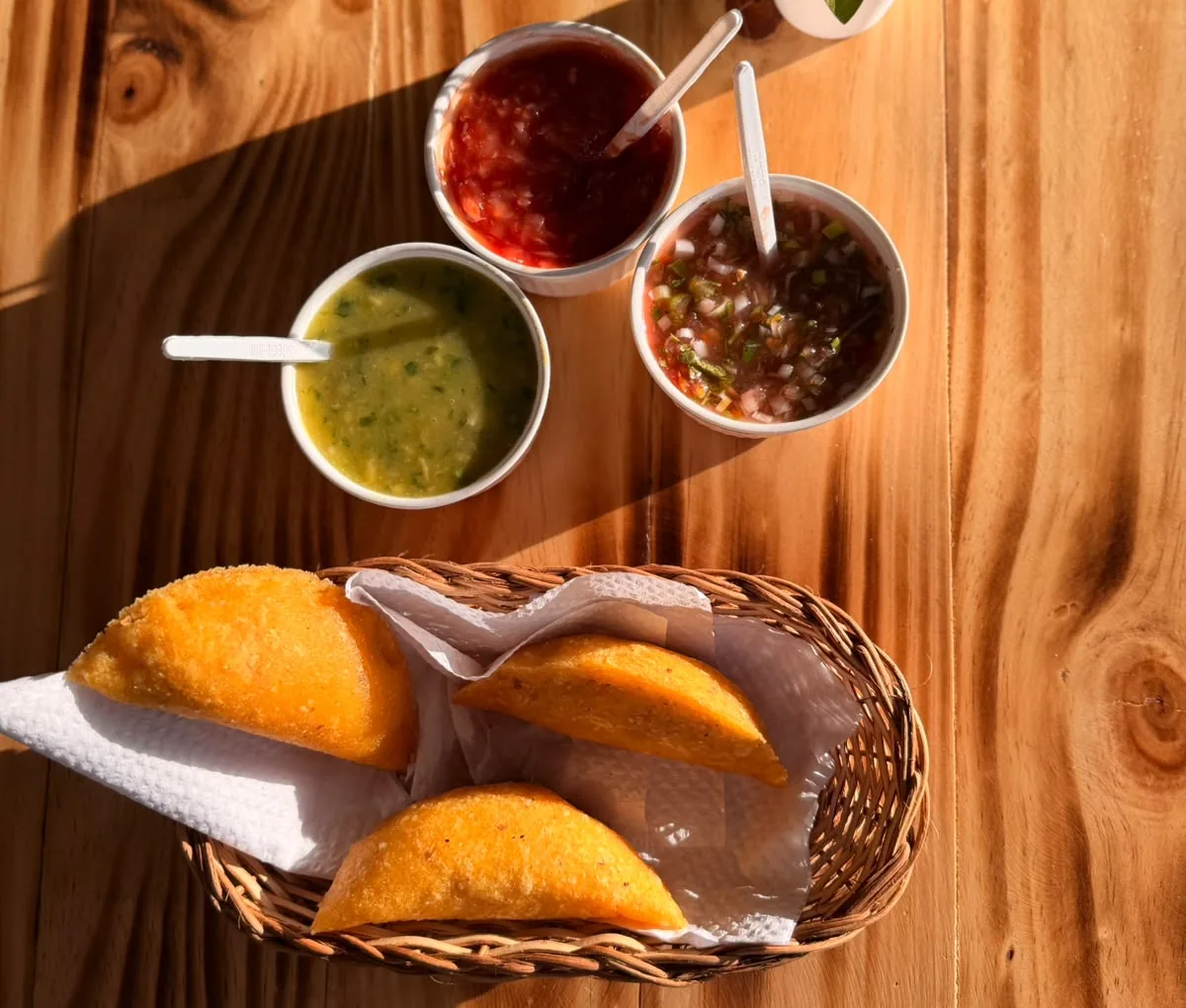 Empanadas servidas en canasta con salsas para eventos en Neiva
