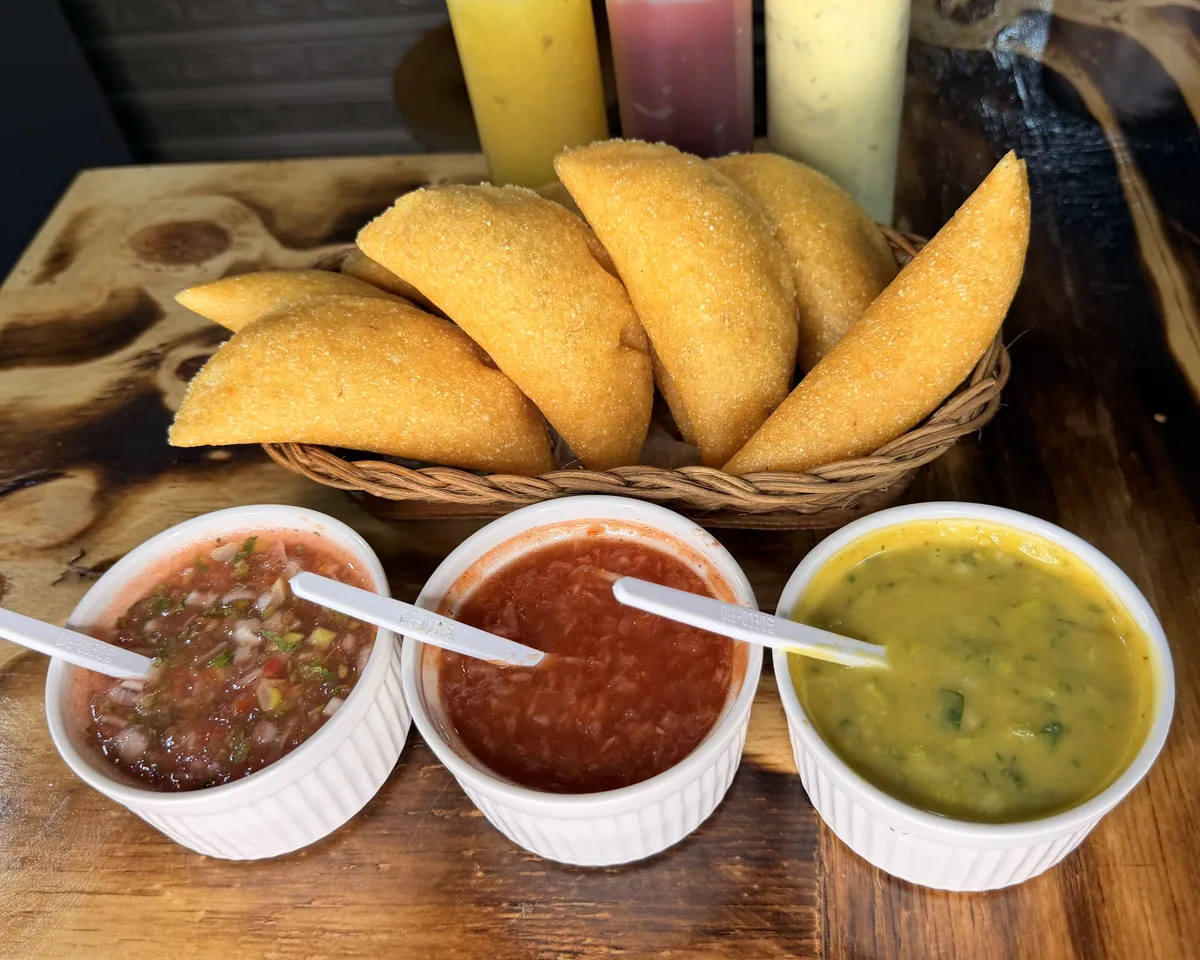 Empanadas de maíz fritas, doradas y crocantes, con tres ajíes, de Repiquete 360 en Neiva
